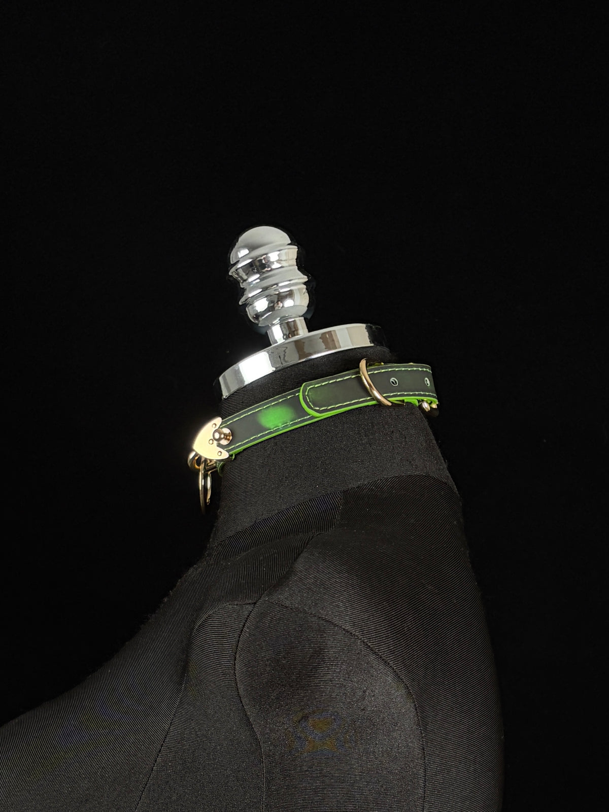 EVERGLIMP — Gold-Tone Ring Color-Changing Leather Choker -Black to Green