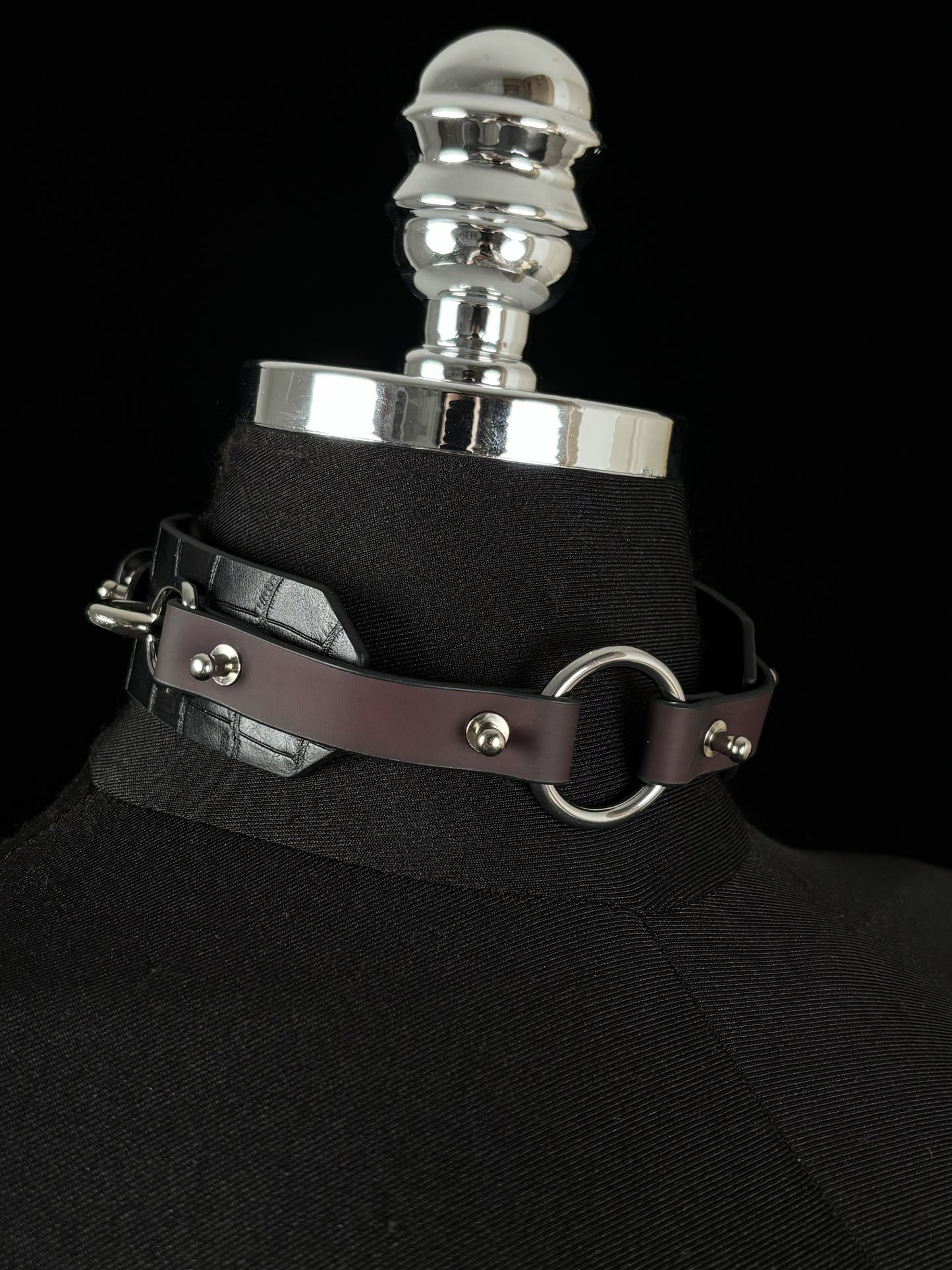 EVERGLIMP — O-Ring Choker- Crocodile Leather- Black to Red