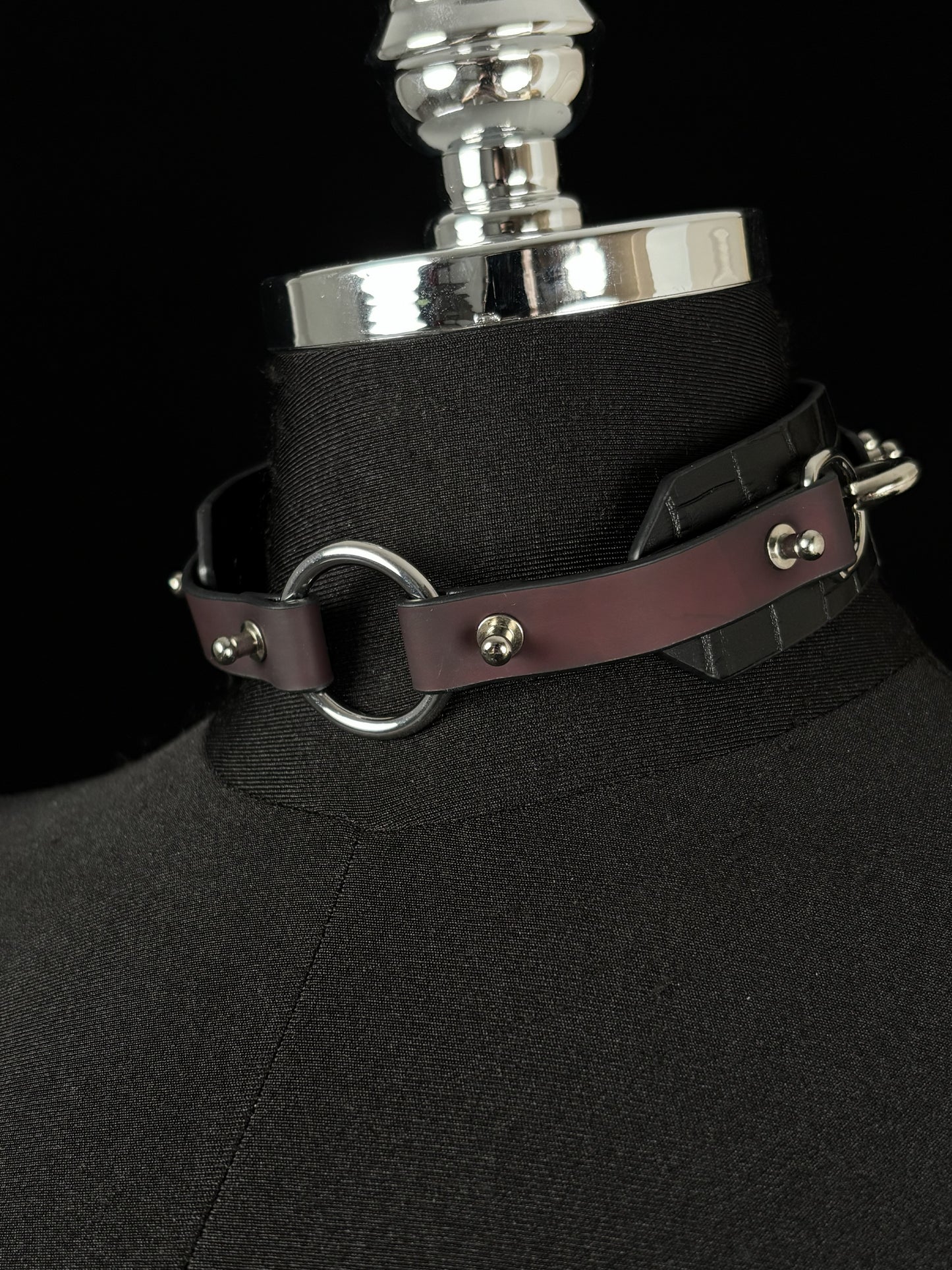 EVERGLIMP — O-Ring Choker- Crocodile Leather- Black to Red