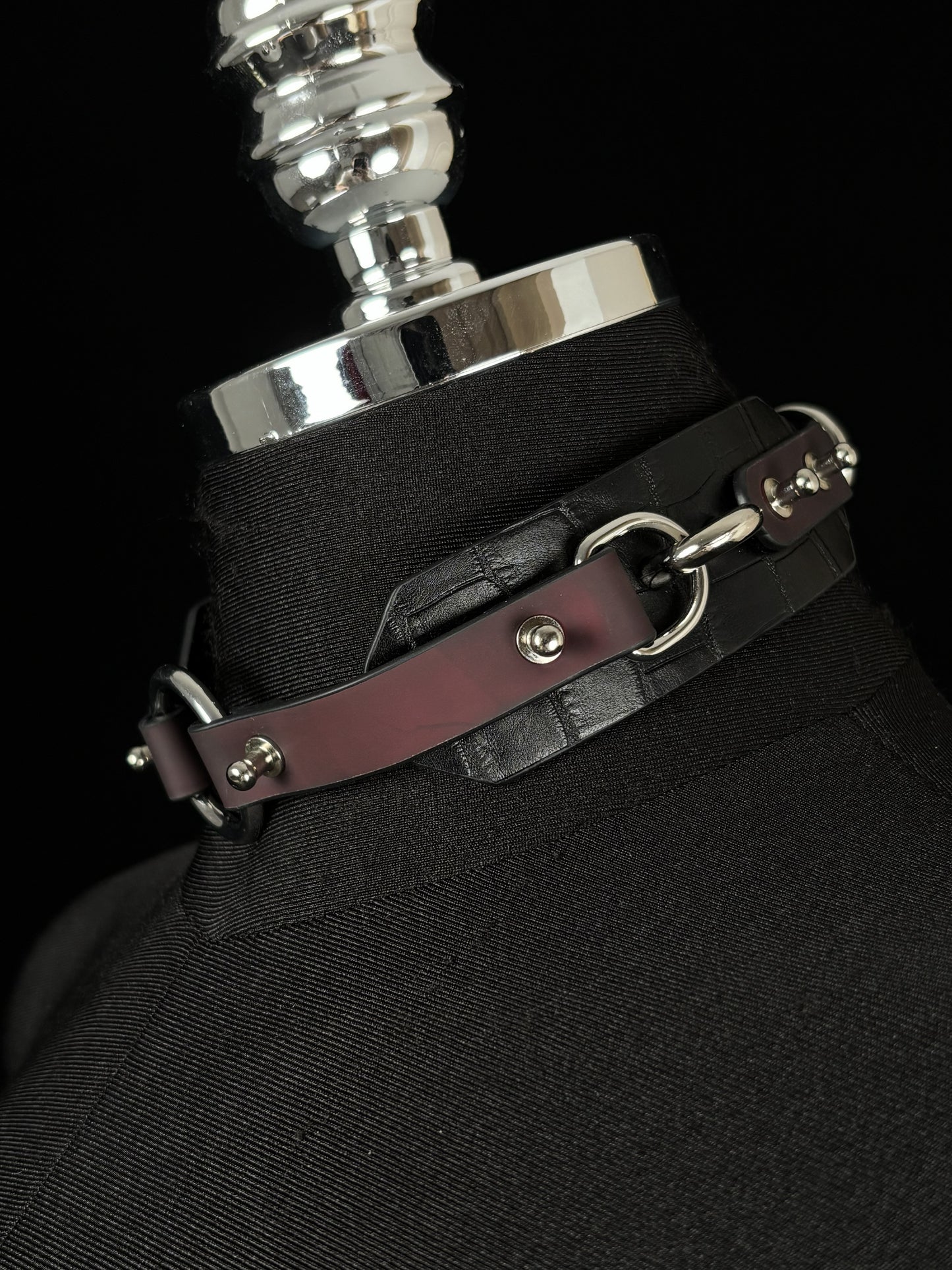 EVERGLIMP — O-Ring Choker- Crocodile Leather- Black to Red
