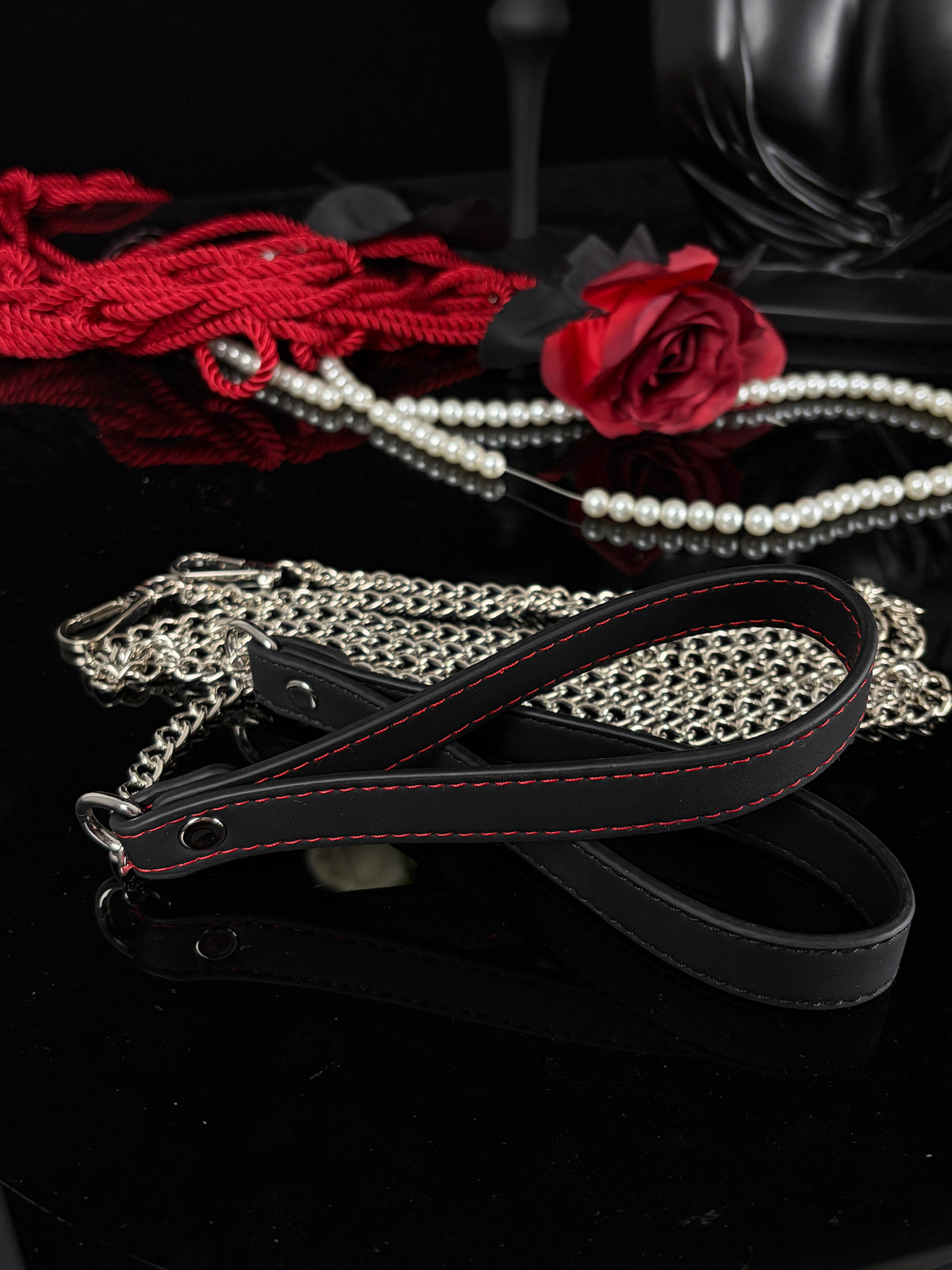 EVERGLIMP — Non-Color-Changing Black Leather Chain Accessory