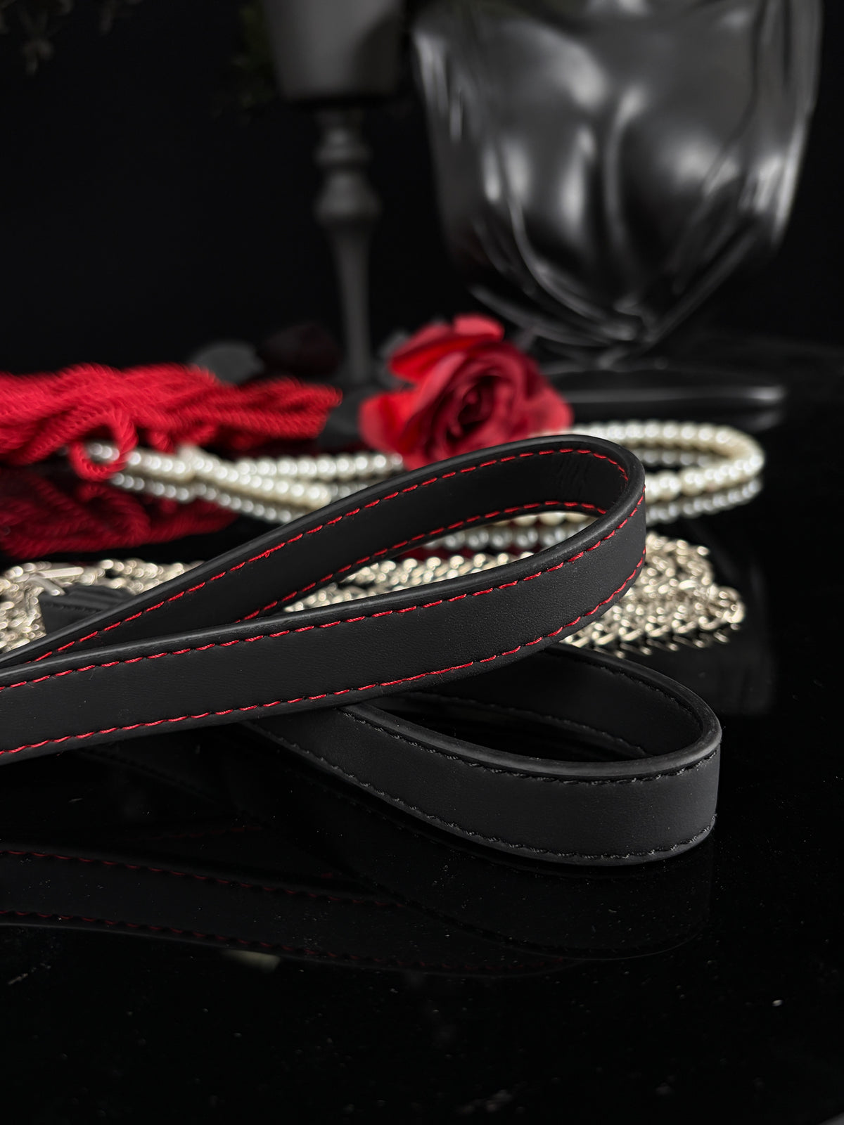 EVERGLIMP — Non-Color-Changing Black Leather Chain Accessory