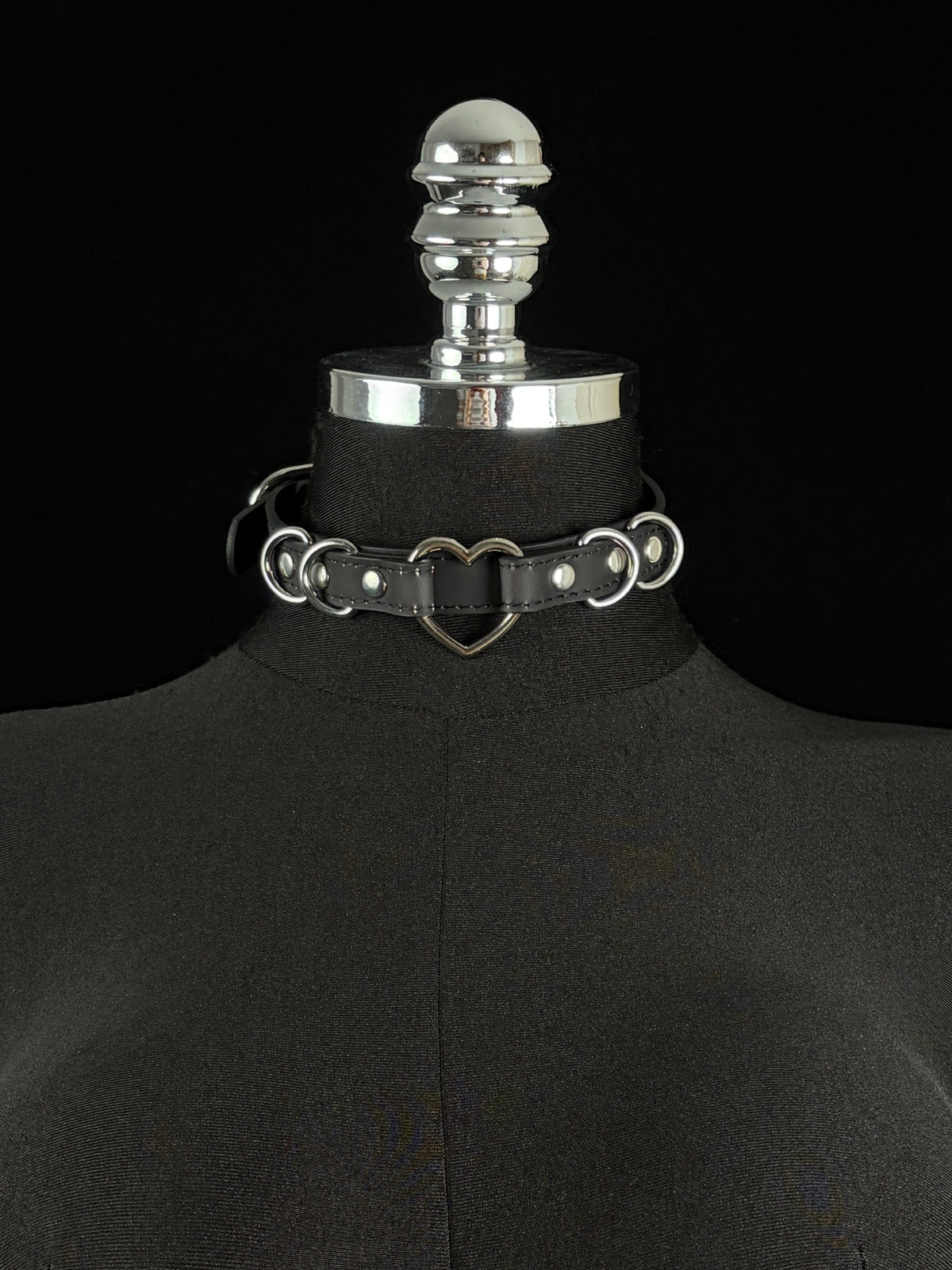EVERGLIMP — Silver Heart Color-Changing Leather Choker -Black to Rainbow