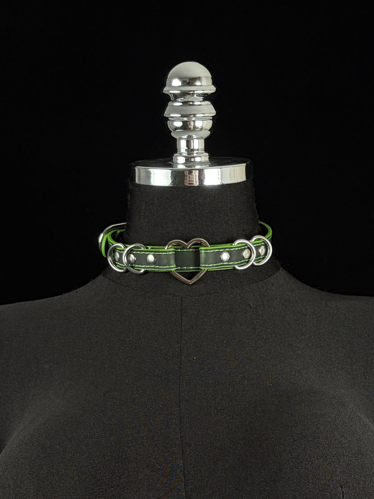 EVERGLIMP — Silver Heart Color-Changing Leather Choker -Black to Green