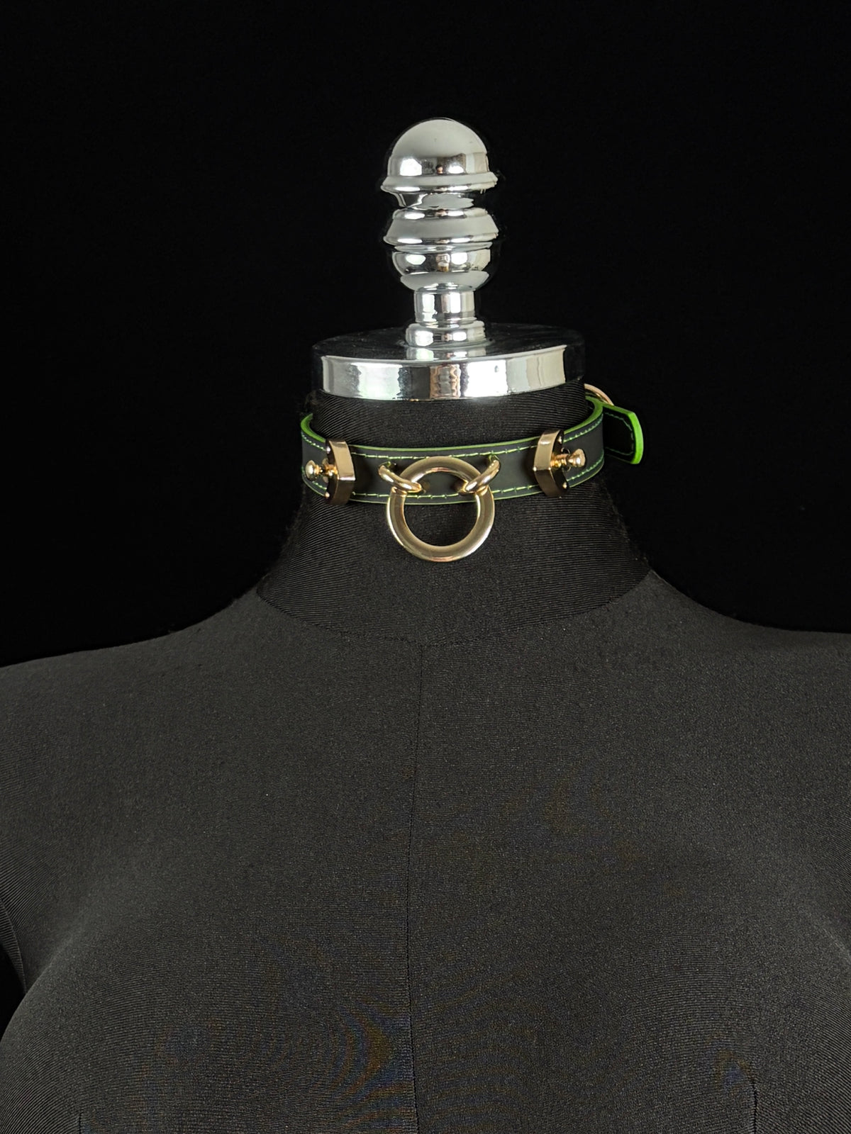 EVERGLIMP — Gold-Tone Ring Color-Changing Leather Choker -Black to Green